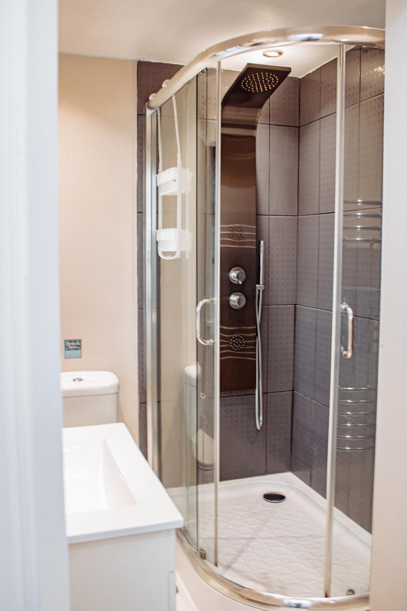 Spacious Flat With Free Parking Apartment Harrogate Bagian luar foto